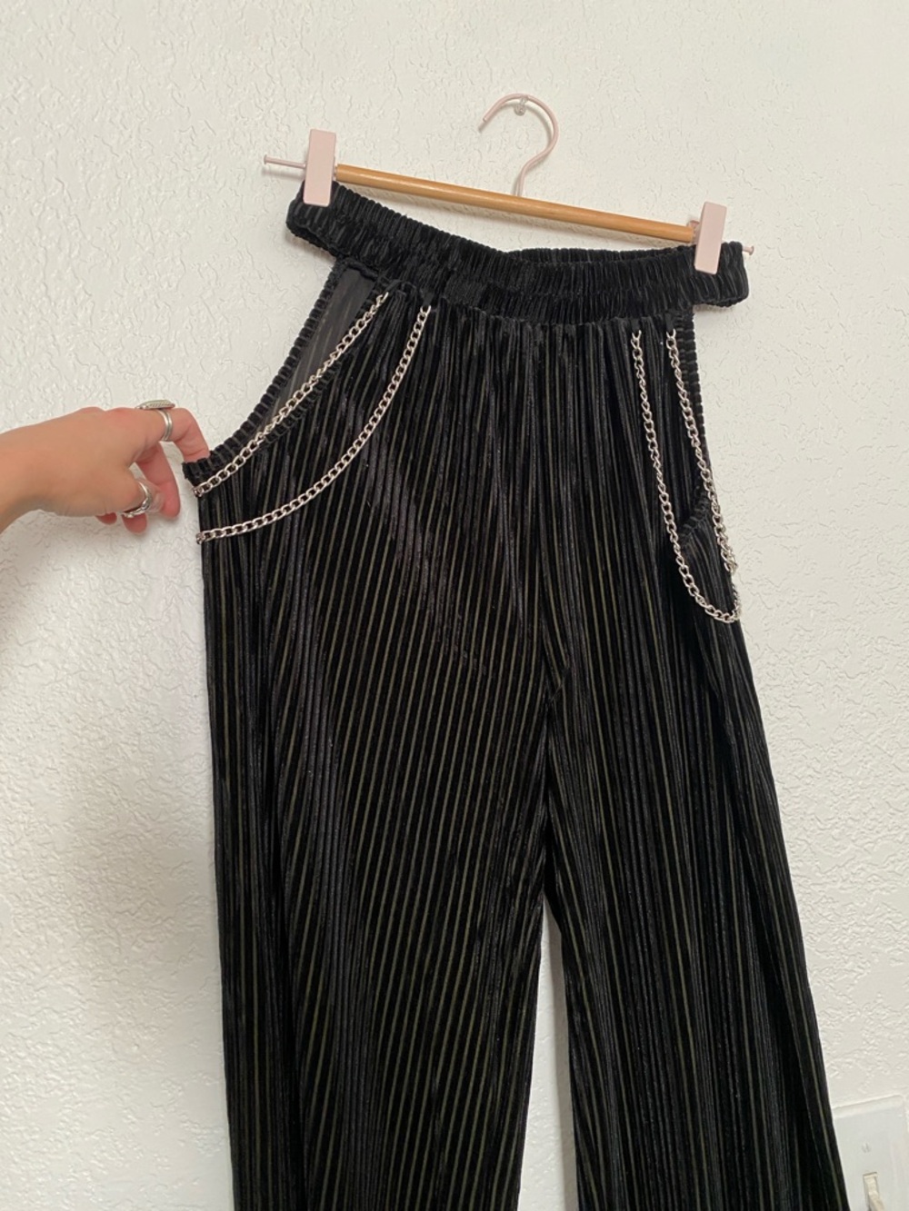 🌼 Black Pleated Wide-Leg Pants with Side Cutout and Chain Detail